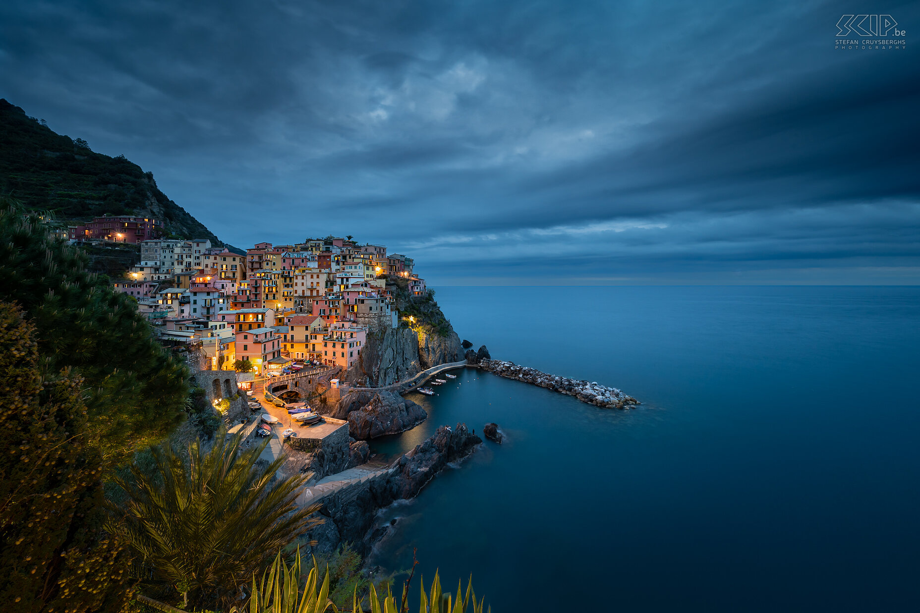 Manarola - By night Manarola is gebouwd op een hoge rots 70 meter boven de zeespiegel. Dit prachtige dorpje van Cinque Terre  heeft een kleine haven met een boothelling, smalle straatjes pittoreske veelkleurige huizen met uitzicht op zee en heel wat visrestaurants. Stefan Cruysberghs